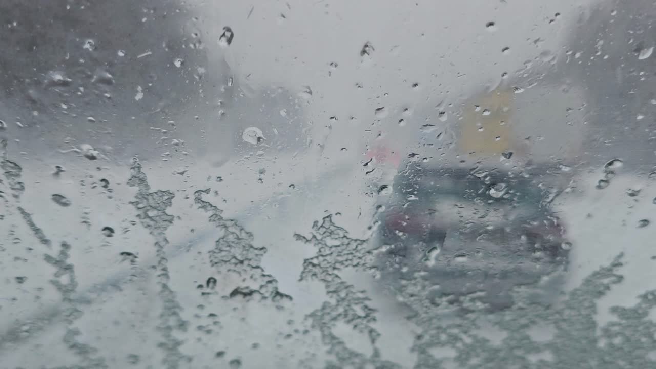 은 눈알이 차의 앞 유리창에 떨어지며, 눈이 많이 내리면 유리 표면 아래로 미끄러집니다.