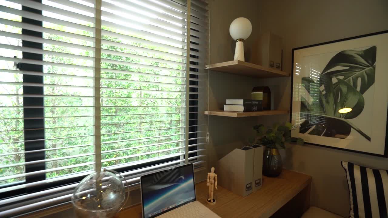 Espacio de trabajo en casa elegante y decorativo con suelo de madera