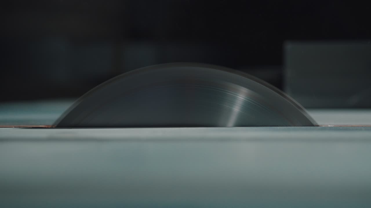 과 균열을 가진 강철 목공기 칼날의 클로즈업. 원형 칼날이 회전하기 시작합니다. 목공기 생산 개념