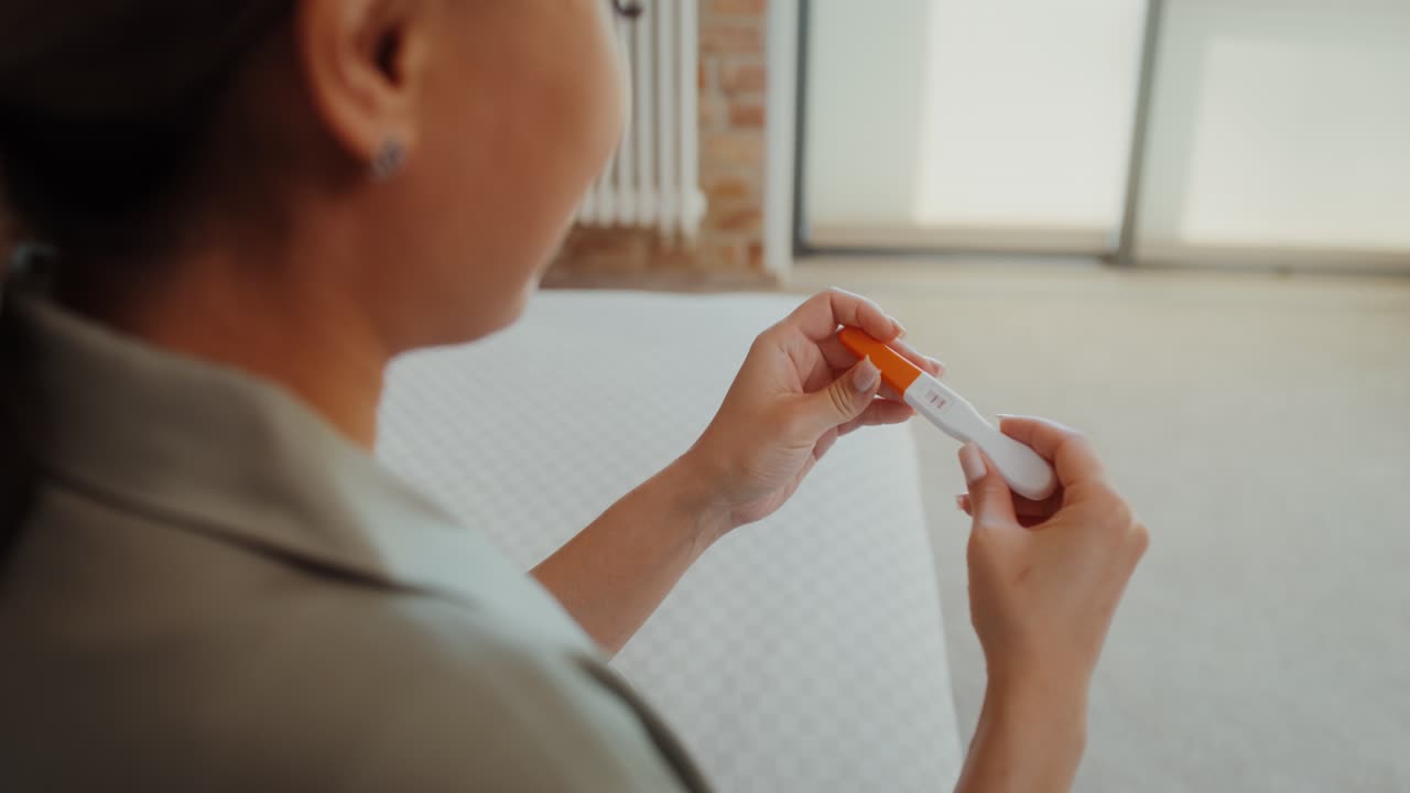 mujer comprobando la prueba de embarazo