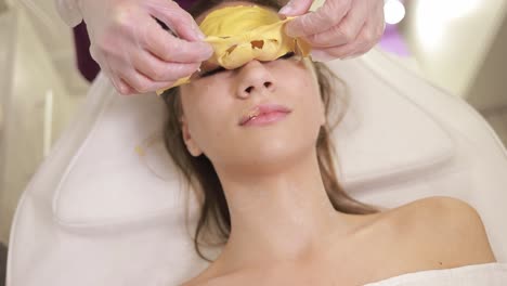 mujer recibiendo un tratamiento de máscara facial