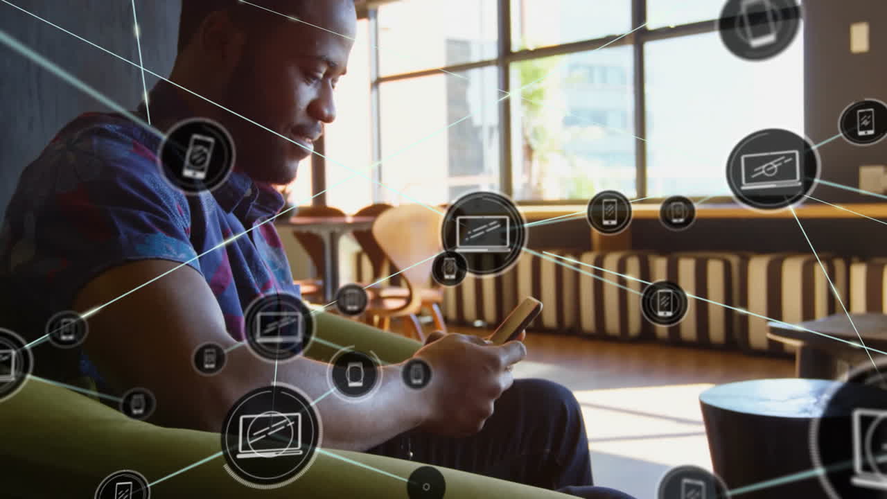 스마트 폰을 사용하는 사람, 연결된 장치 네트워크에 둘러싸인 사람 애니메이션