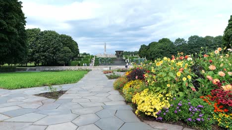 el parque vigeland con el monolito en el fondo