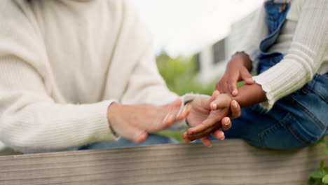 jardinería, madre con hijo para limpiar las manos