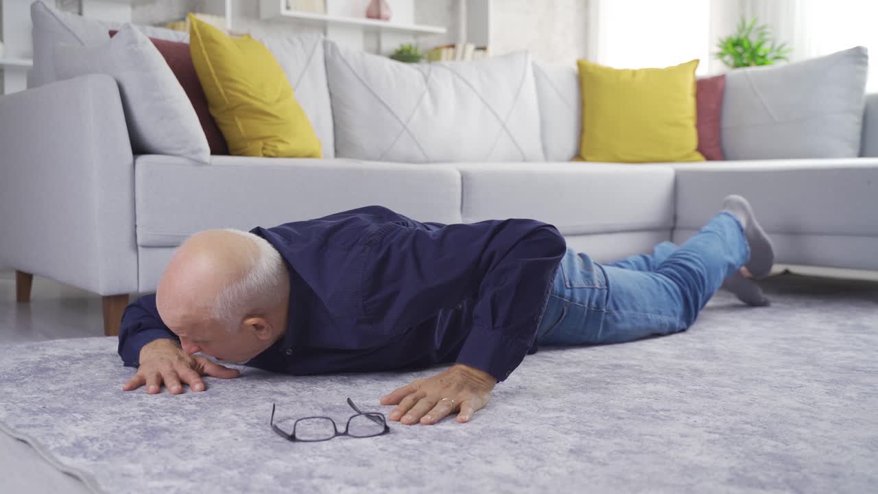 땅에 쓰러진  ⁇ 은이는 절망하고 약해져서 일어나려고 합니다.