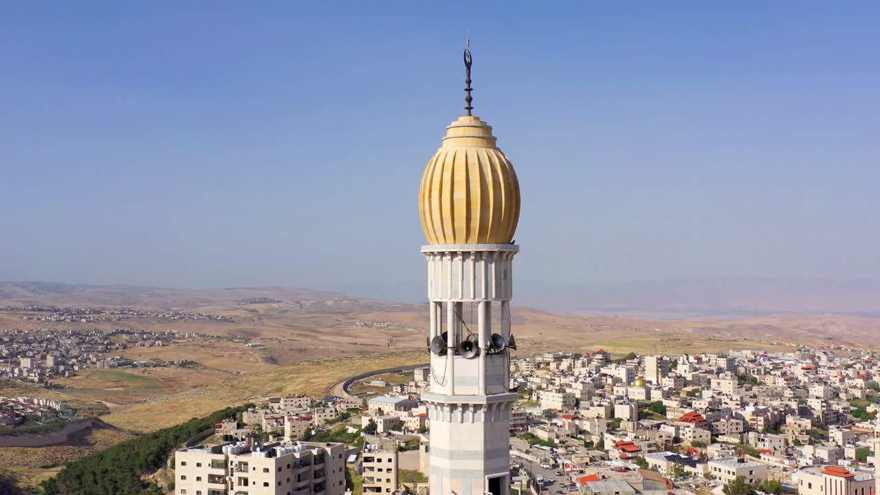 minarete de la torre de la mezquita en el campamento de refugiados de shuafat, vista aérea de jerusalén