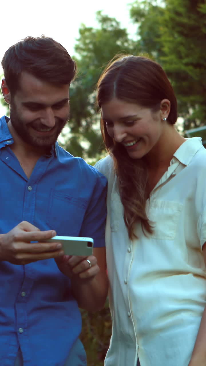 pareja feliz tomando una selfie en el jardín