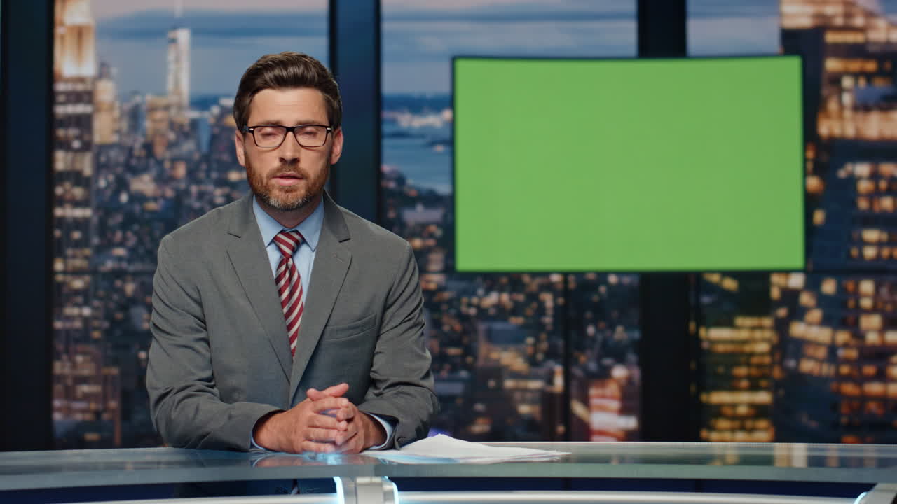 presentador de noticias diarias en un canal de televisión con pantalla verde