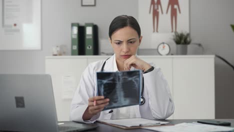 confundido médico indio chequeando la prueba de rayos x