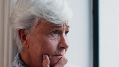 senior vrouw, verdrietig en gezicht close-up met alzheimer