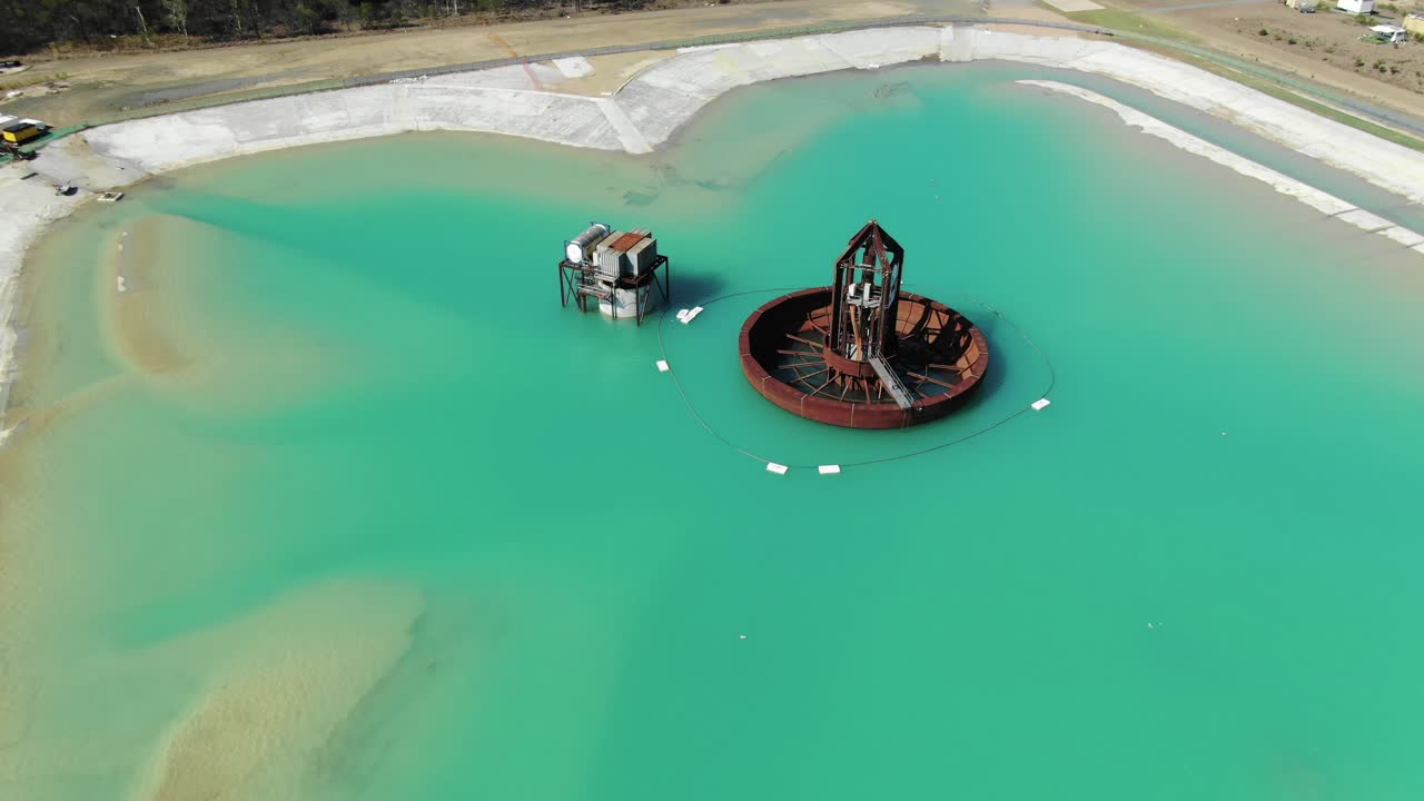 aproximación descendente de drones aéreos del generador de piscinas de olas de lagos de surf en queensland, australia