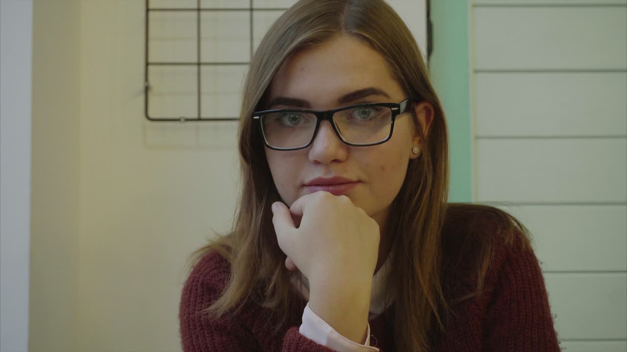 mujer joven con gafas