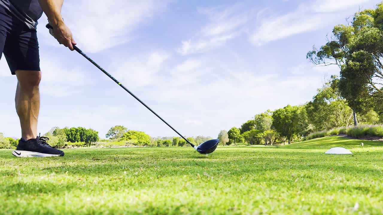 골드 코스트에서 골프 공을 때리는 남자