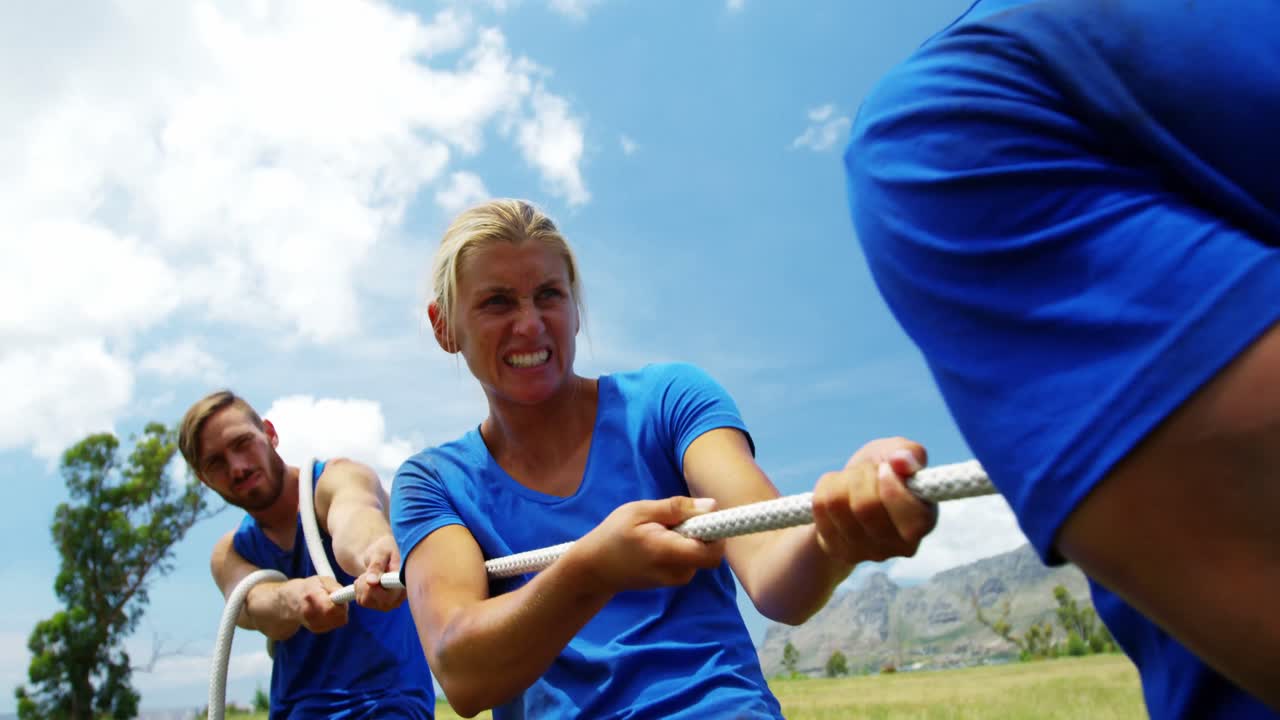 장애물 훈련 과정 4k 동안 전쟁을 끌어당기는 적합한 사람들