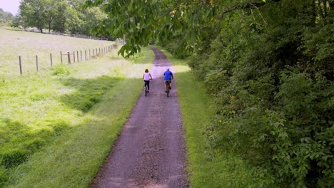 Las-Personas-Mayores-Andan-En-Bicicleta-A-Lo-Largo-De-Un-Nuevo-Sendero-Para-Bicicletas-Cerca-Del-Río-Galax-Virginia