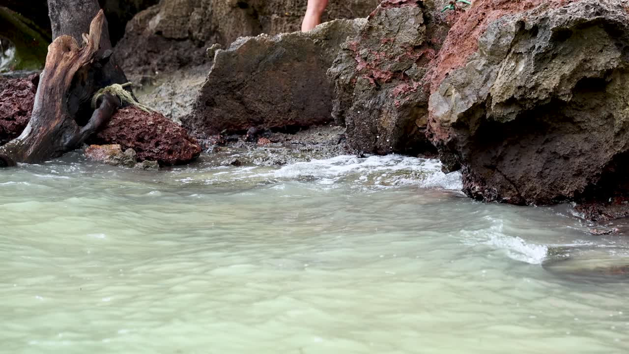 las olas del océano golpean las rocas en krabi, tailandia