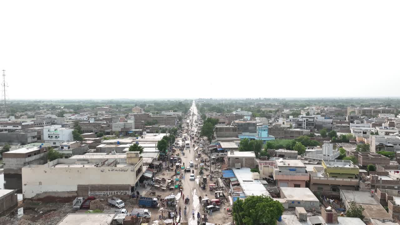 avión volando sobre una carretera concurrida con tráfico en badin, pakistán