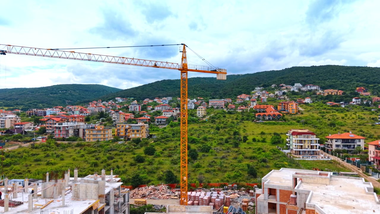 Vista dal basso di colonne e solai in cemento armato. Prospettiva dal basso di pilastri monolitici in cemento e lastre di solaio incompiuti di un edificio moderno.