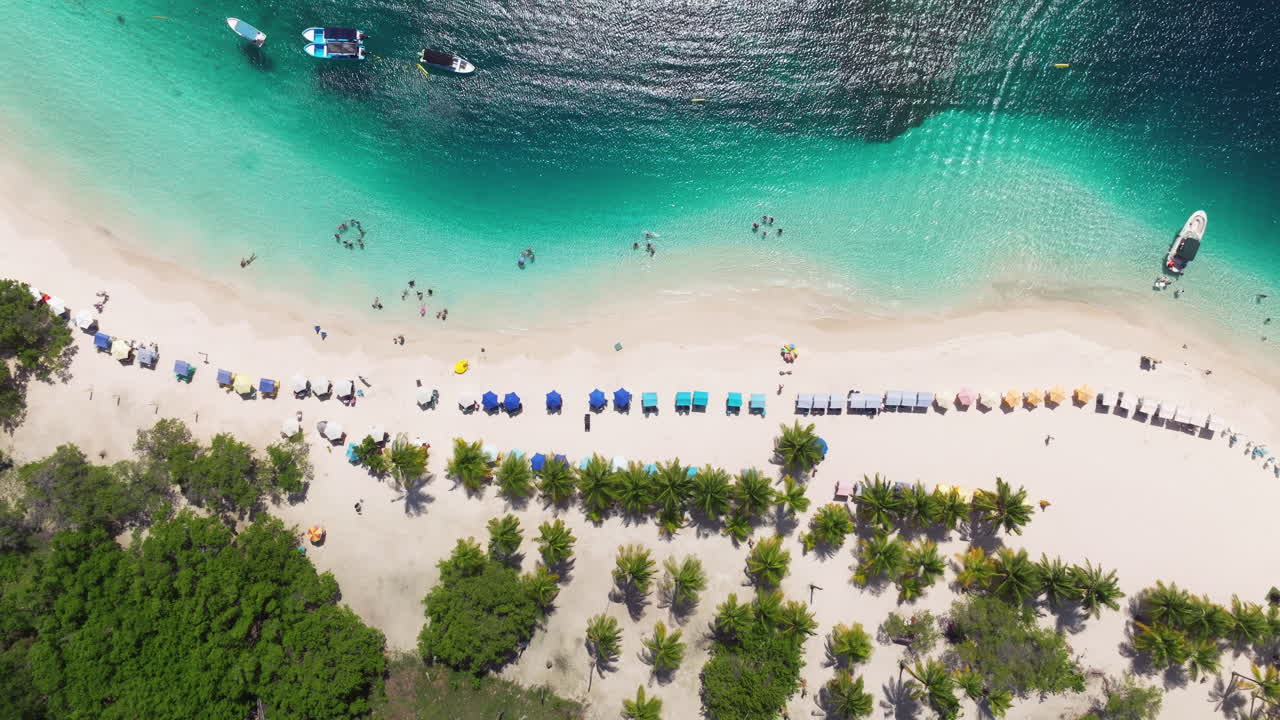 Ombrelloni sulla riva di una spiaggia tropicale di un resort a Cayo Sombrero in Venezuela.