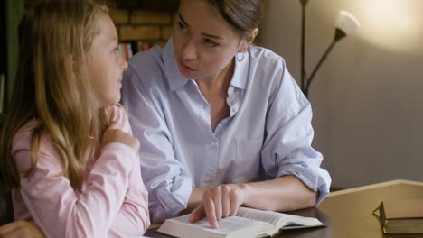 Profesora-De-Religión-Explicando-El-Verso-De-La-Biblia-A-Su-Estudiante