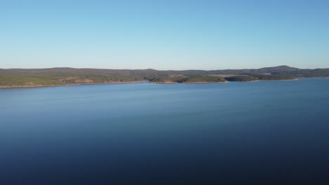 Clip-Aéreo-En-Movimiento-Del-Prístino-Embalse-De-Iskar-Cerca-De-Sofía,-Bulgaria-Con-Las-Montañas-De-Los-Balcanes-Al-Fondo