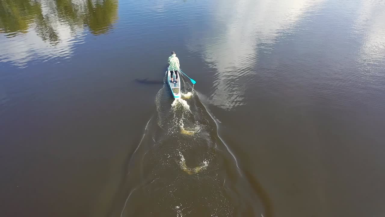 vista aérea de una persona haciendo kayak o paddleboard en un río