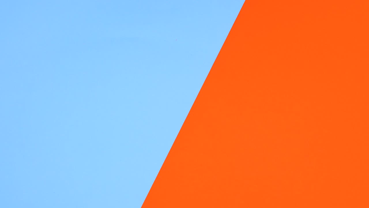 las pegatinas de halloween aparecen en la parte inferior y las letras hacen feliz el texto de halloween.