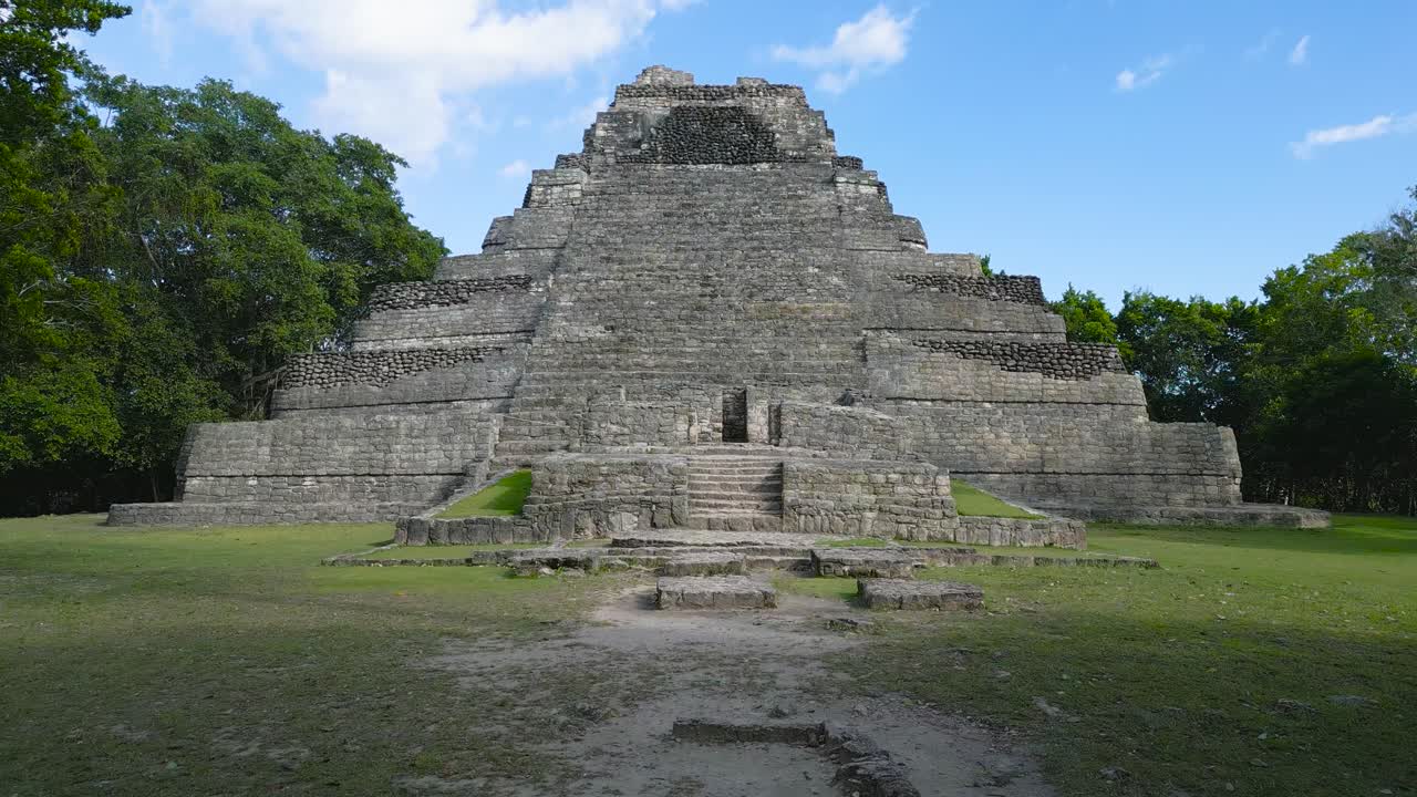 la pirámide del templo 1 en chacchoben, sitio arqueológico maya, quintana roo, méxico