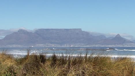 Montaña-De-La-Mesa-En-Sudáfrica-Vista-Desde-Bloubergstrand