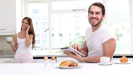 una pareja atractiva desayunando juntos.