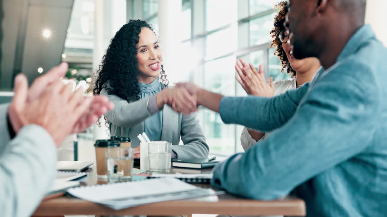 사업가들, 손을 흔들어