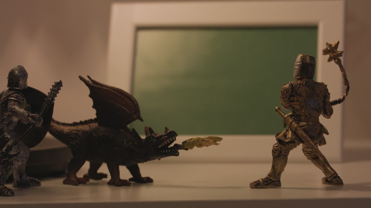 caballeros de juguete luchando contra un dragón