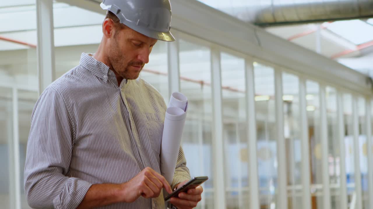 arquitecto masculino usando teléfono móvil 4k