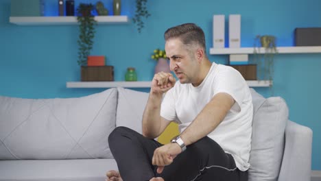 hombre enojado.