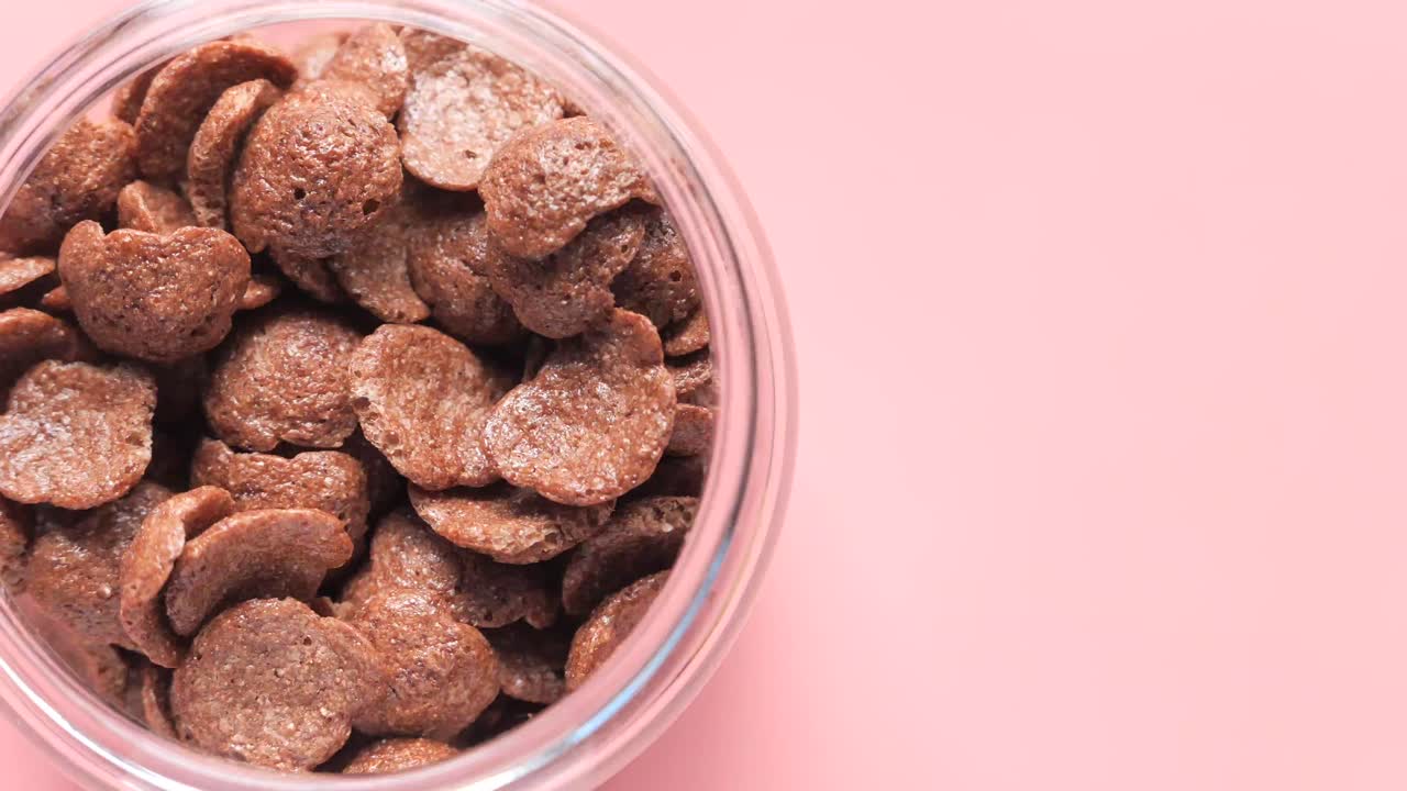 cereal de chocolate en un cuenco de vidrio