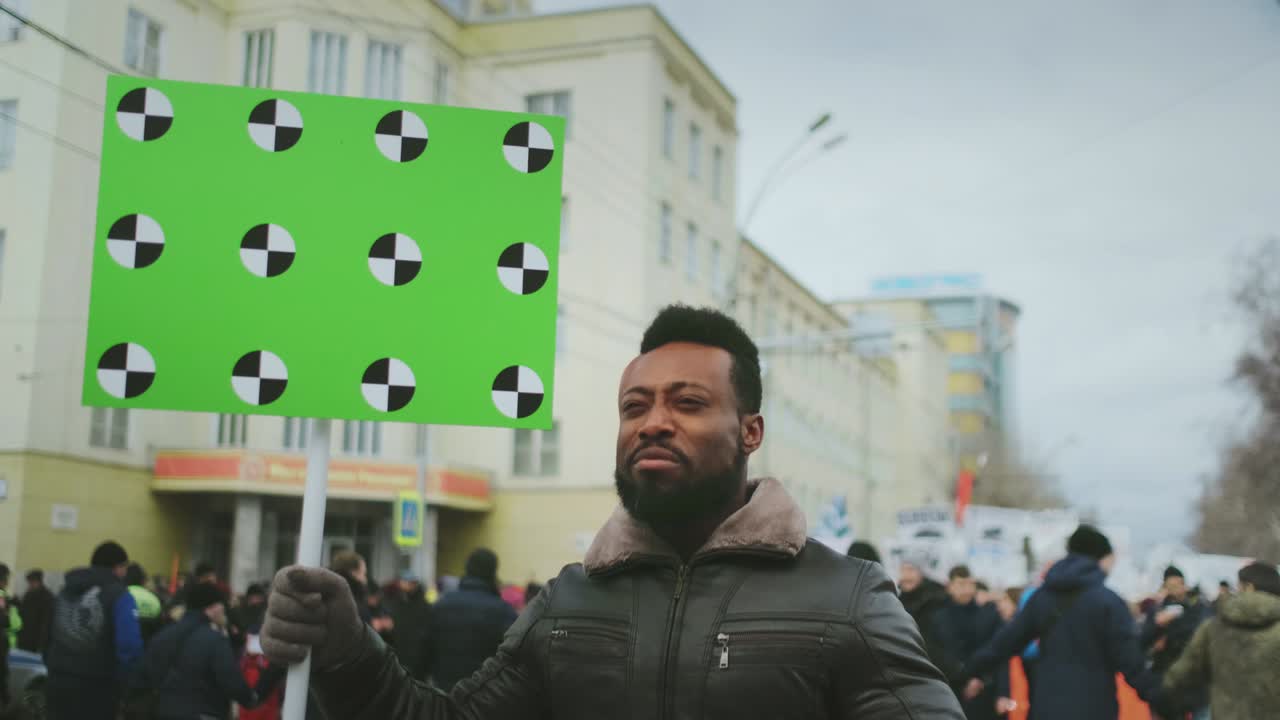 el humano afroamericano va. el humano afro negro tiene una bandera en la mano. los chicos hacen un mitin político.