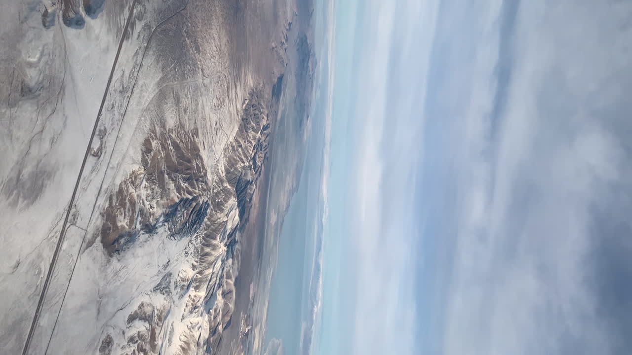 montañas cubiertas de nieve en un frío día de invierno | vídeos verticales | vista aérea