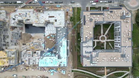 vista aérea del sitio de construcción con grúa y edificio