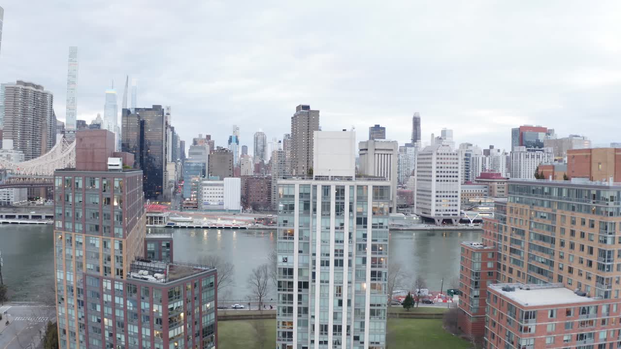 루스벨트 섬의 영화적 4k 공중 건물