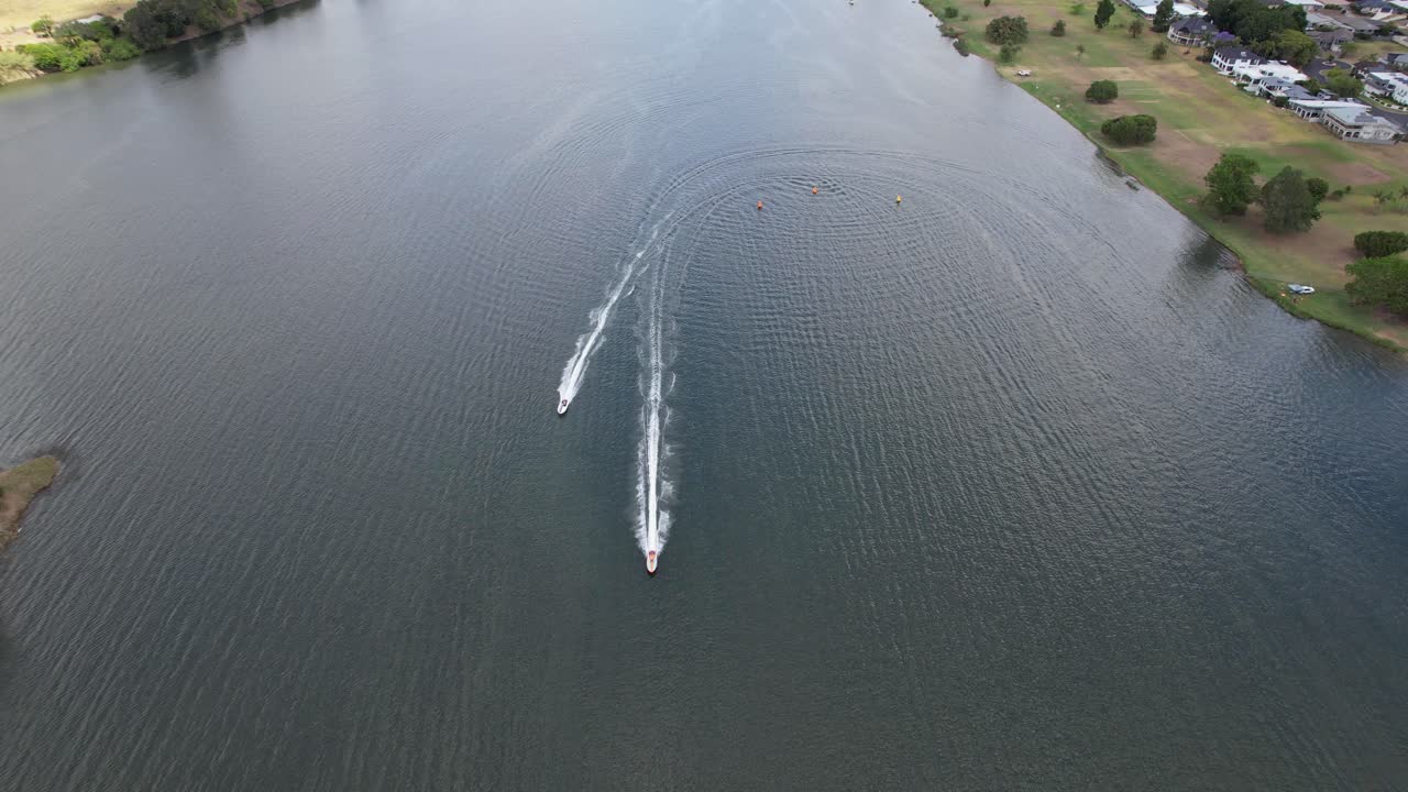 vista aérea de las lanchas eléctricas que compiten en un evento de carreras en el río clarence, grafton, nsw, australia