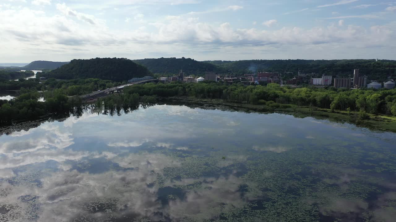 다리 와 산업 을 가진 강 도시 의 공중 사진