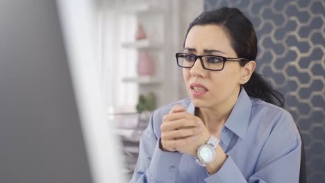 Mujer-De-Negocios-Preocupada.