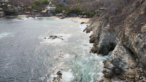 Frente-Al-Frente-Junto-Al-Acantilado-Con-Vista-A-Una-Pequeña-Playa-En-Oaxaca,-México