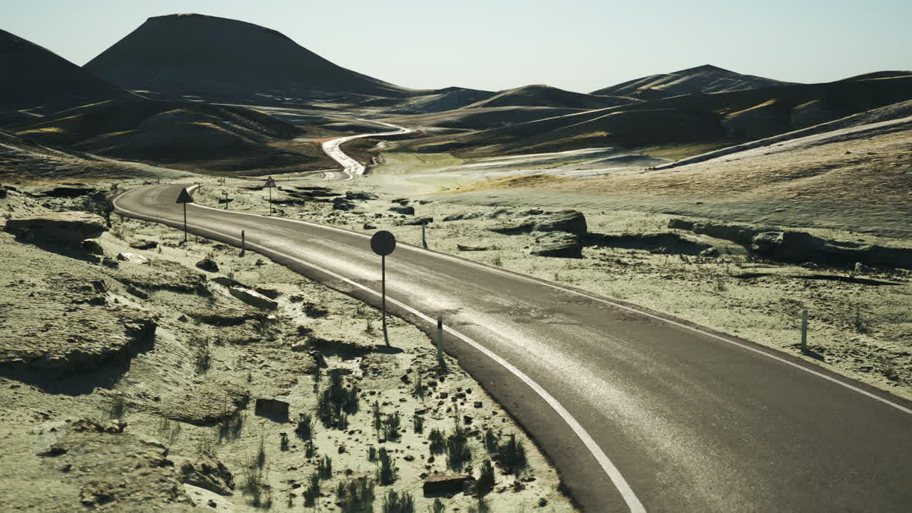 사막 풍경 을 가로질러 가는  빈 길