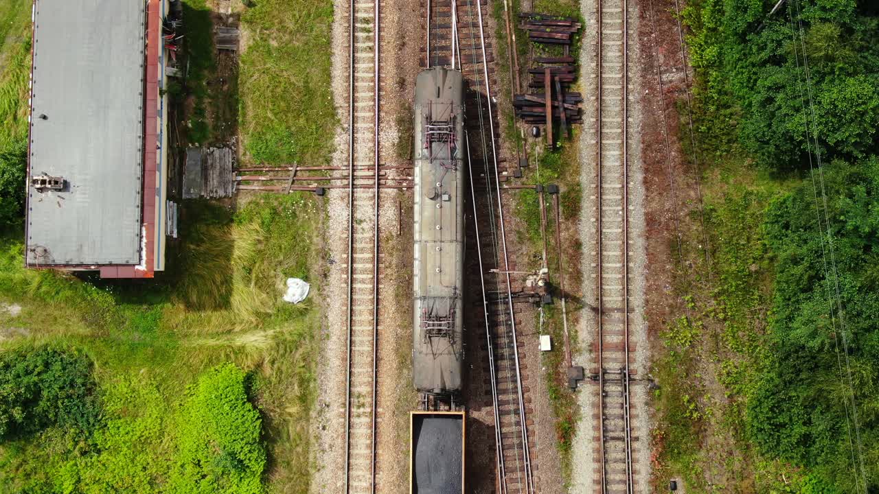 железная дорога грузовой поезд вагон едет по железной дороге