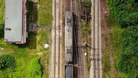 paseos en vagones de tren de carga ferroviaria en ferrocarril