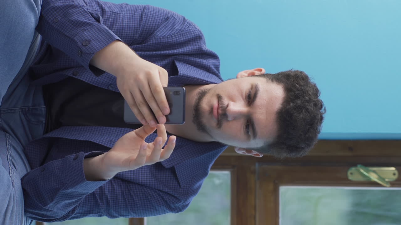 남자와 여자친구가 슬프게 문자 메시지를 보내는 수직 비디오.