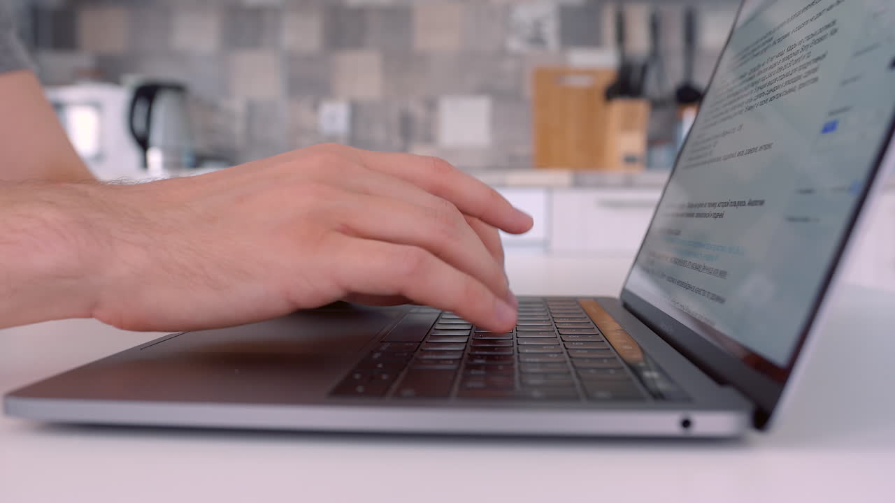 persona escribiendo en una computadora portátil