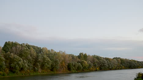 Time-lapse-Orilla-Del-Río-Otoño-Al-Atardecer-En-El-Río-Tisza