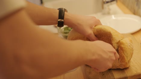 una pareja enamorada haciendo un sándwich en la cocina de la sala de estar